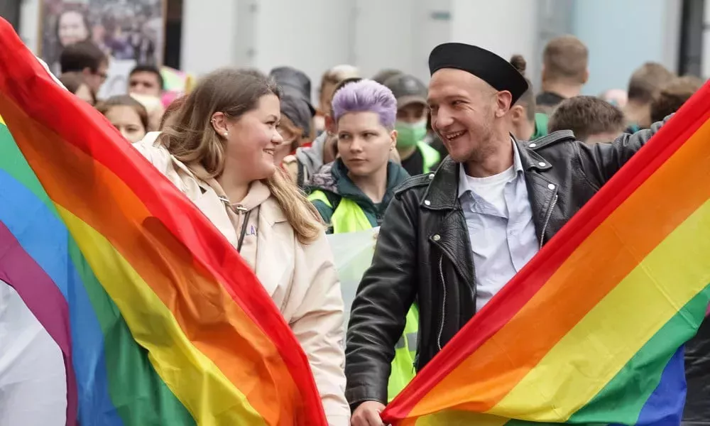 Las impactantes fotos del Orgullo ucraniano muestran a miles de personas marchando desafiantes por la liberación LGBT+