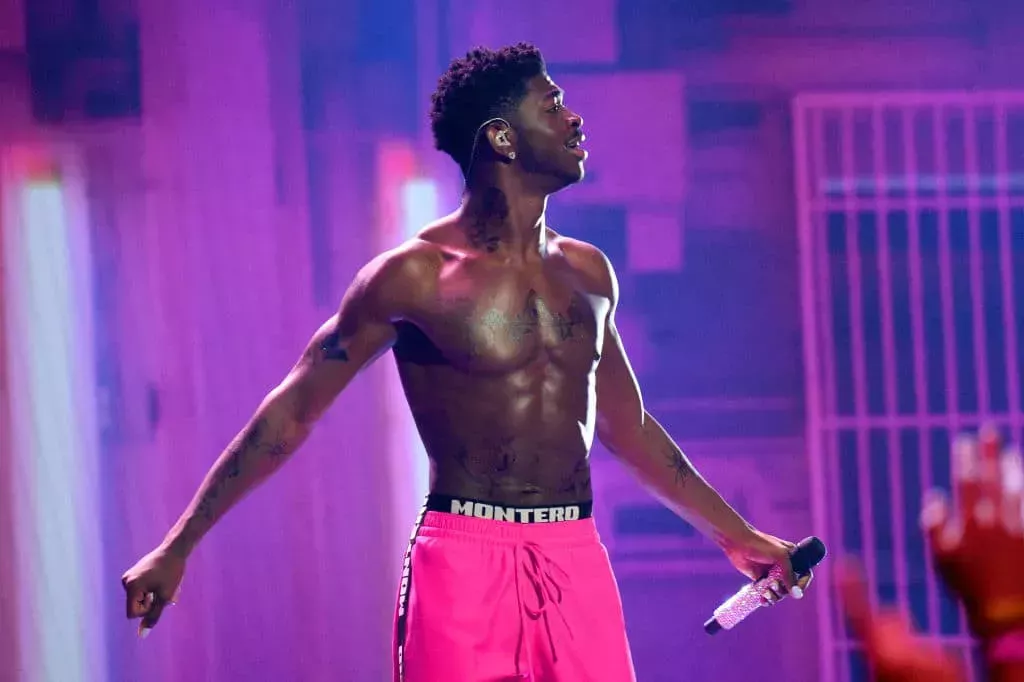 Lil Nas X incluye un poderoso mensaje sobre el VIH en su impactante actuación en la MTV