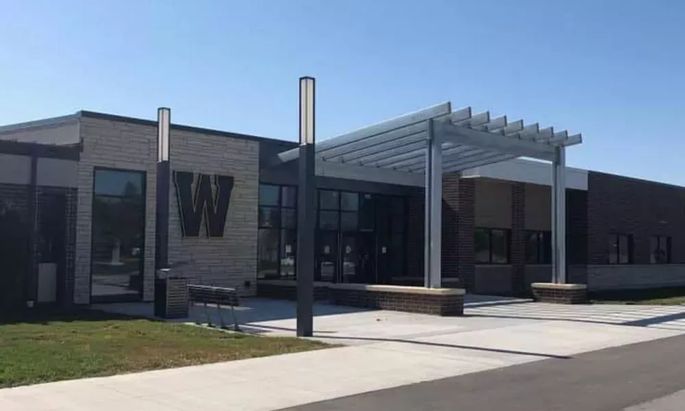 Los alumnos organizan una desafiante huelga tras la reprimenda a un profesor por salir del armario como bisexual