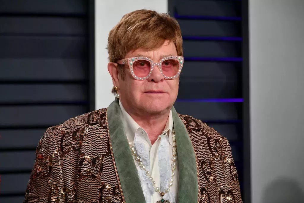 Los fans desean que Elton John se recupere totalmente, ya que pospone su gira de despedida por una dolorosa lesión