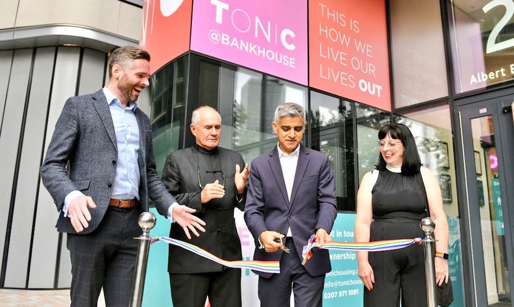 Sadiq Khan reta a Reino Unido a escuchar a los ancianos LGBT+