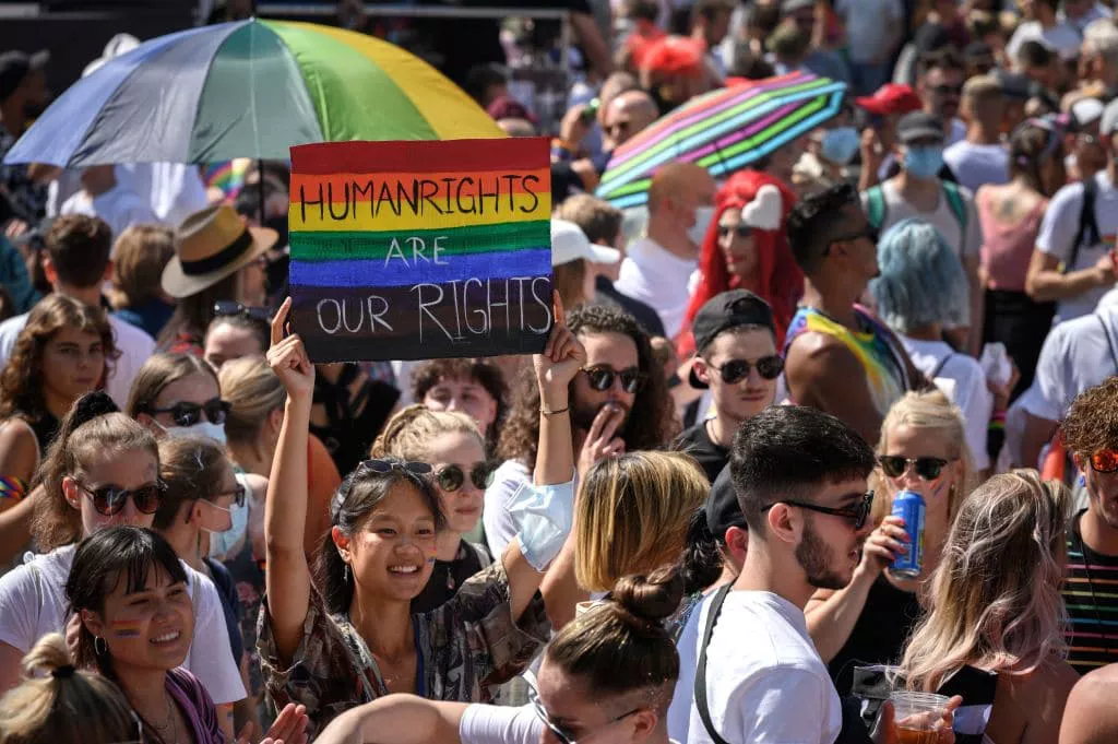 Suiza apoyará el matrimonio entre personas del mismo sexo en un referéndum histórico, según un sondeo a pie de urna
