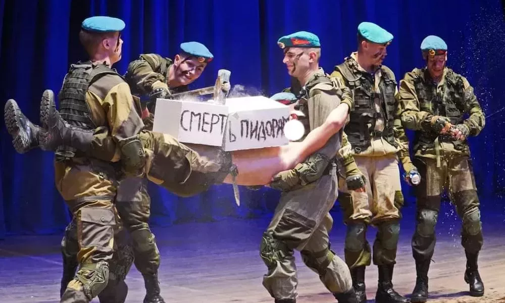 Tropas rusas fingen aplastar a un gay con un bloque de hormigón en una impactante representación teatral