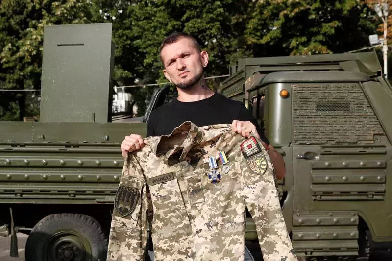 Un veterano de guerra gay habla en favor de la igualdad de derechos en el ejército ucraniano