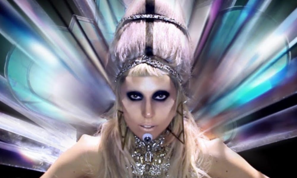 Lady Gaga da un discurso sobre los pronombres correctos