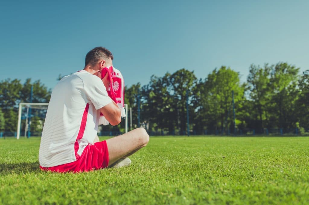 Un futbolista de la Premier League torturado por ser gay