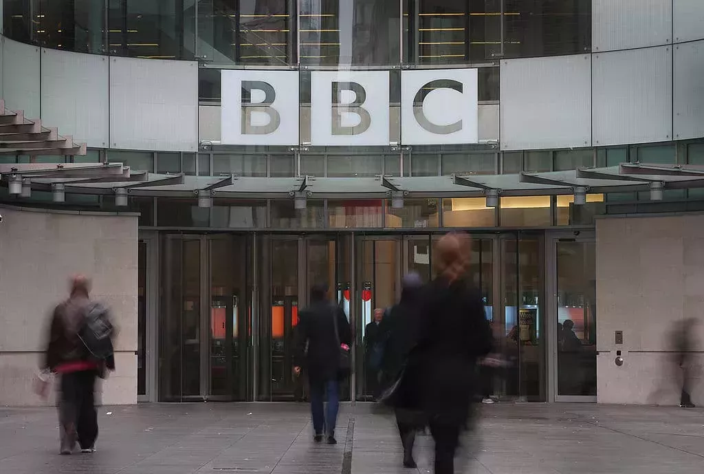 La BBC defiende con rigor un artículo antitrans condenado por miles de personas como