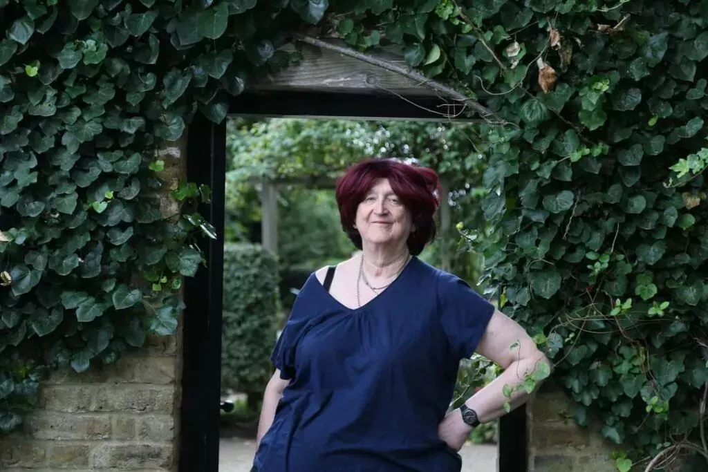 La prolífica escritora trans Roz Kaveney: 