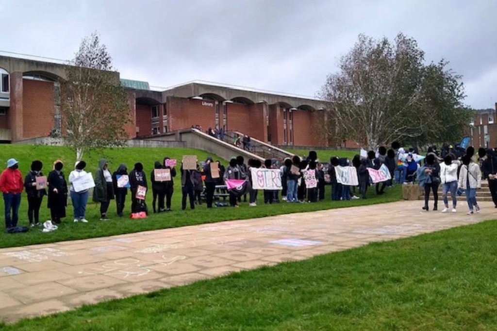 Protesta pacífica de estudiantes en Sussex contra la profesora tránsfoba
