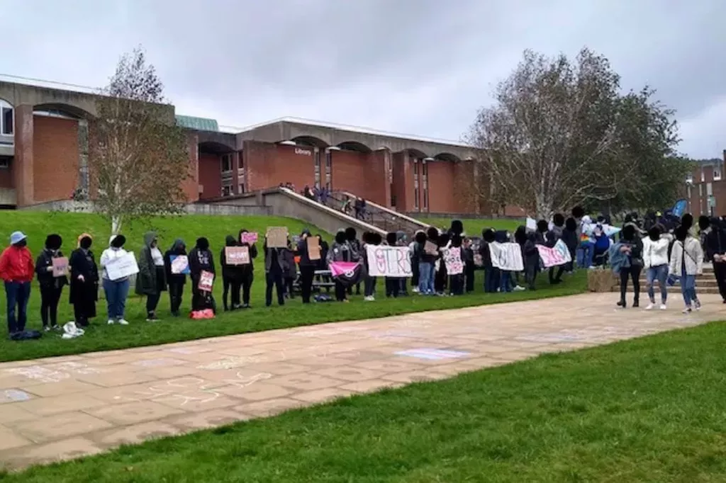 Los estudiantes organizan una protesta pacífica contra la profesora de Sussex Kathleen Stock: 