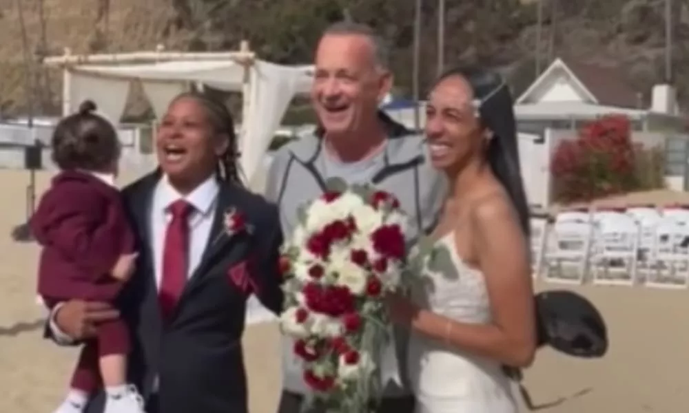 Tom Hanks se cuela en una boda en la playa y se deshace en elogios hacia la feliz pareja: 