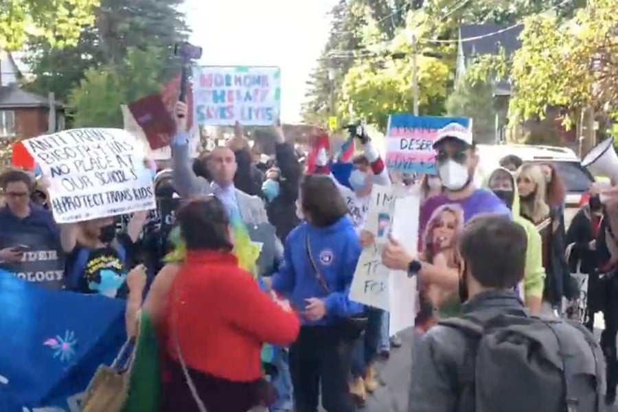 Un manifestante "antitrans" se encuentra con cientos de personas defendiendo a los niños trans