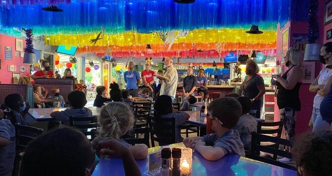 Un profesor recibe amenazas de muerte por llevar a sus alumnos de primaria a un restaurante gay