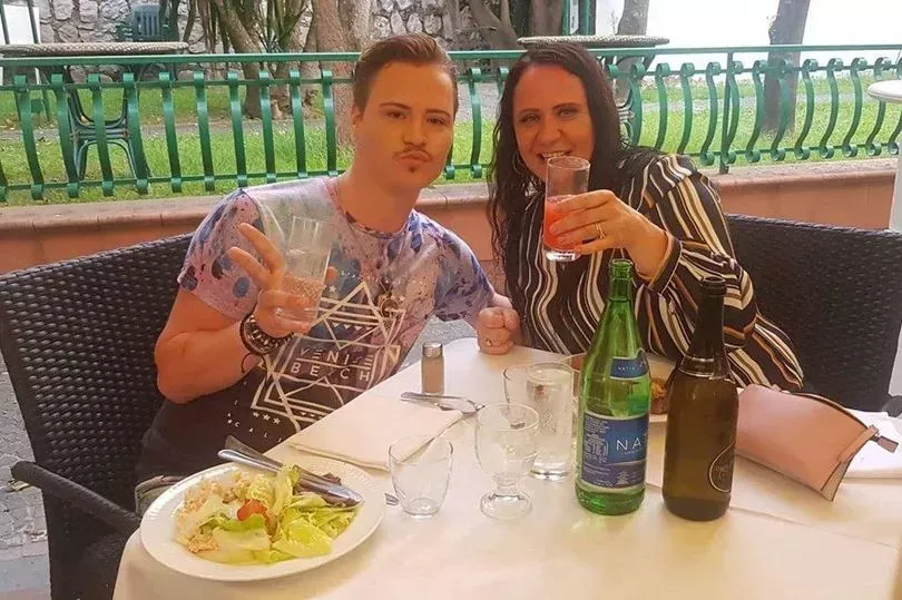 Una madre cuyo hijo se quitó la vida tras un devastador ataque homófobo quiere que su historia ayude a salvar a otros