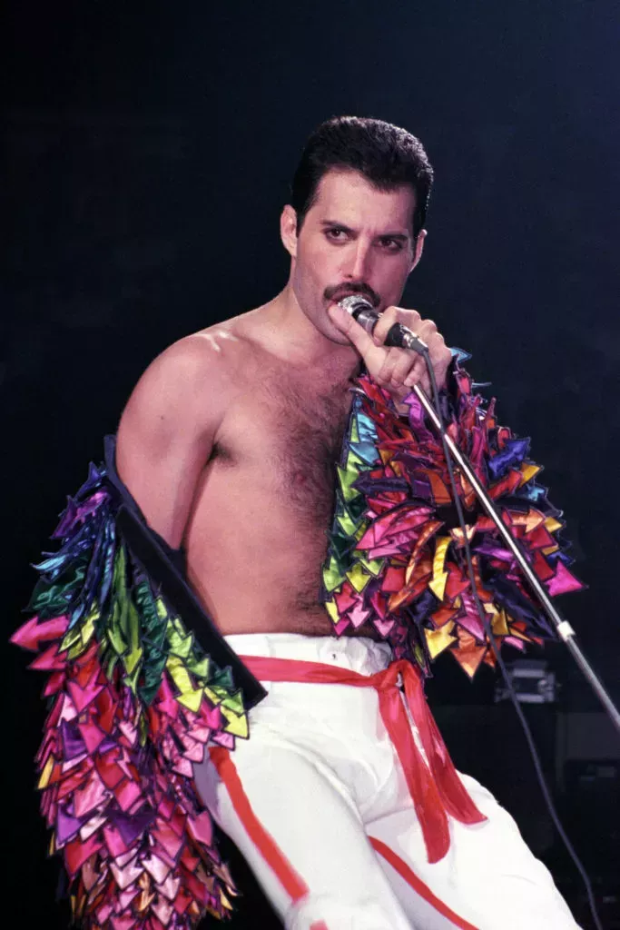 13 increíbles, valientes y atrevidos momentos queer de Freddie Mercury, el mayor showman de todos los tiempos