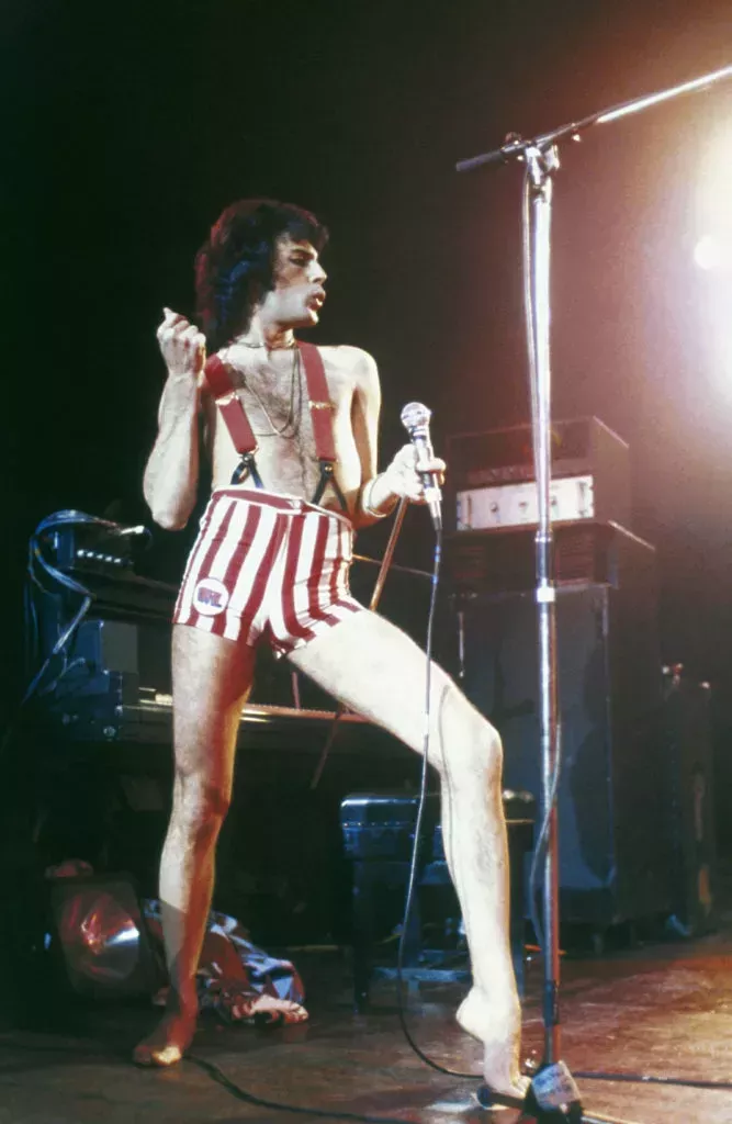 13 increíbles, valientes y atrevidos momentos queer de Freddie Mercury, el mayor showman de todos los tiempos