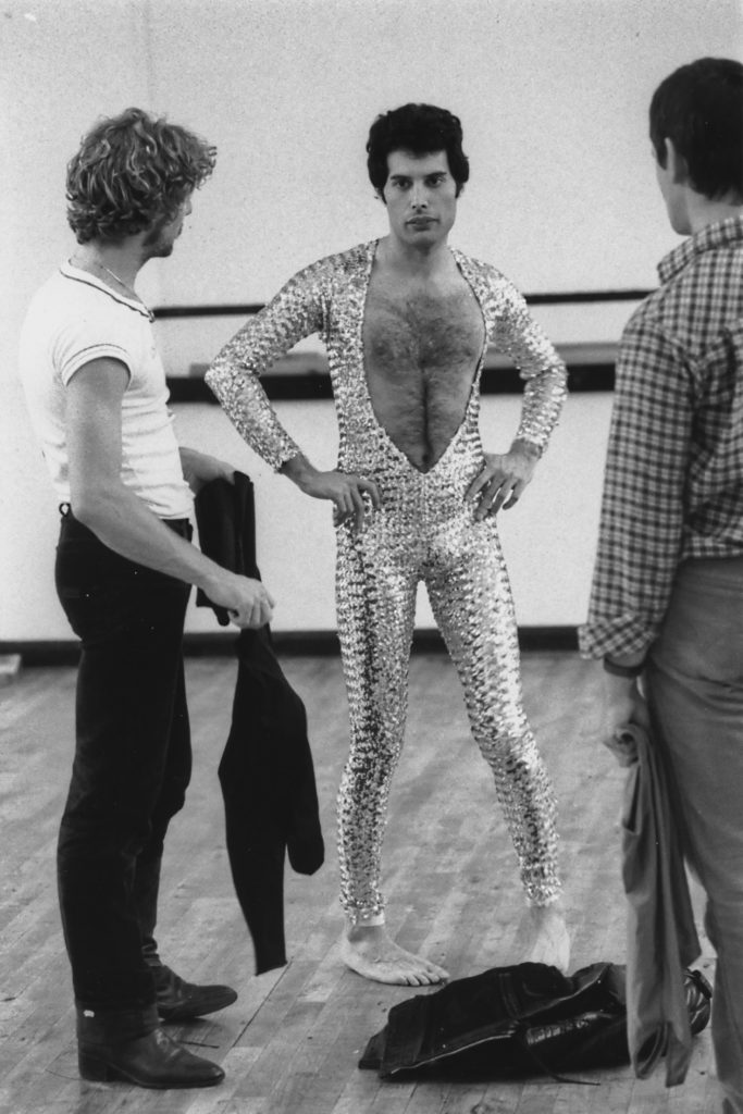 13 increíbles, valientes y atrevidos momentos queer de Freddie Mercury, el mayor showman de todos los tiempos