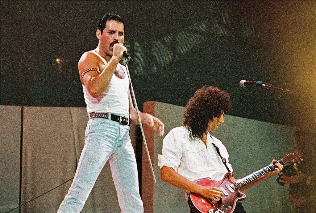 13 increíbles, valientes y atrevidos momentos queer de Freddie Mercury, el mayor showman de todos los tiempos