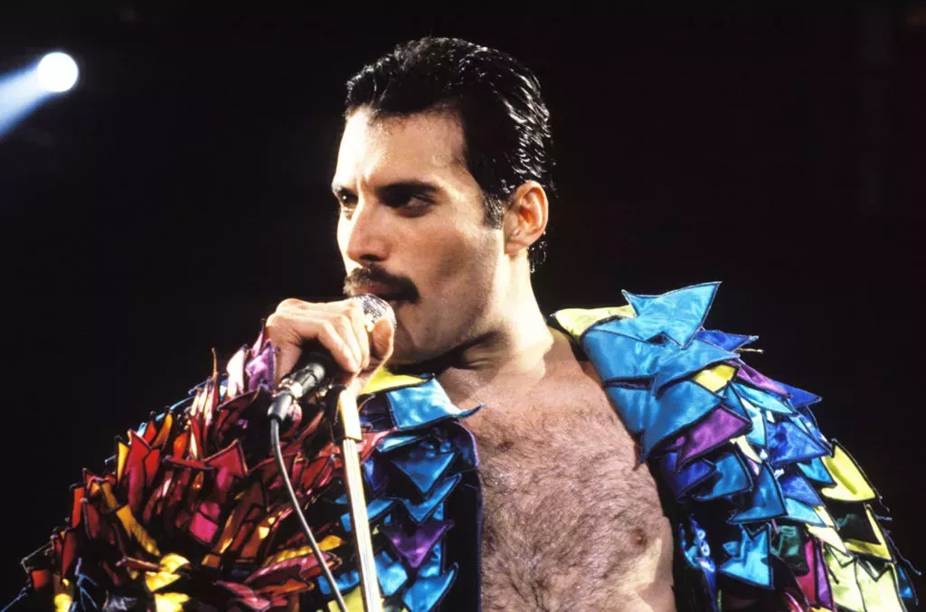 13 increíbles, valientes y atrevidos momentos queer de Freddie Mercury, el mayor showman de todos los tiempos