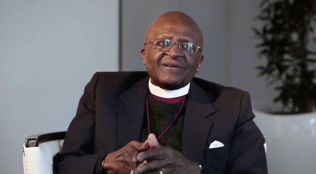 El arzobispo Desmond Tutu compara las bárbaras leyes anti-LGBT+ con el apartheid