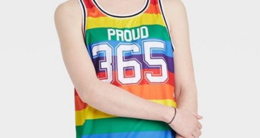 El colegio obliga a una niña de 12 años a quitarse la camiseta del Orgullo