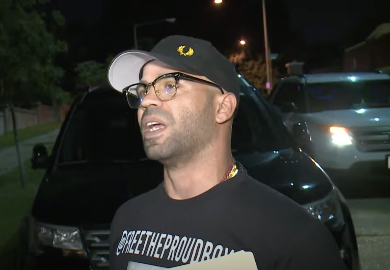 El líder homófobo de los Proud Boys se queja de las malas condiciones de la cárcel