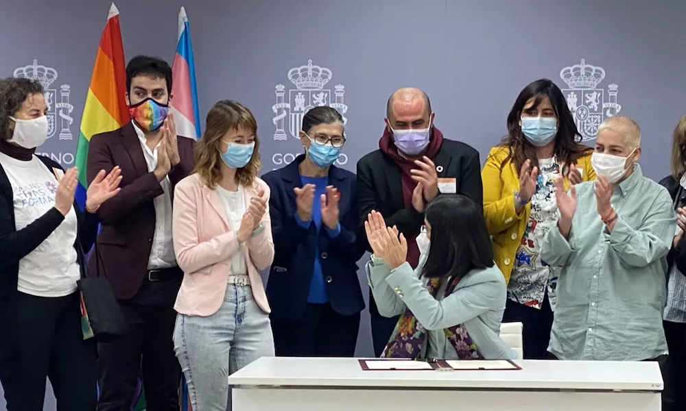 España concede tratamientos de fertilidad gratuitos a mujeres queer, solteras, trans y no binarias