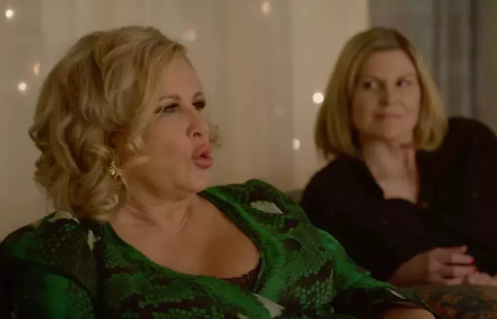 Jennifer Coolidge grita Grindr y otros 4 momentos ic&oacute;nicos del tr&aacute;iler de la pel&iacute;cula navide&ntilde;a gay de Netflix