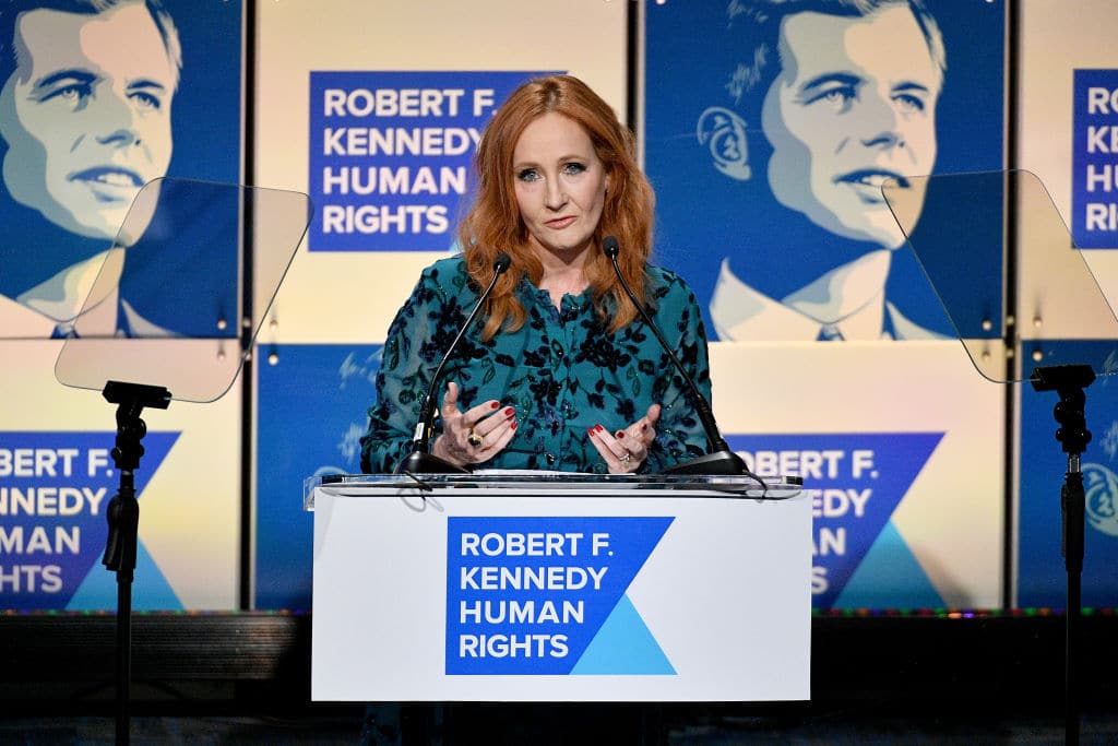 JK Rowling denuncia a tres actores que protestaban frente a su casa