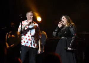 La cantante de 'Same Love', Mary Lambert, se compromete frente a una multitud que grita en un video conmovedor