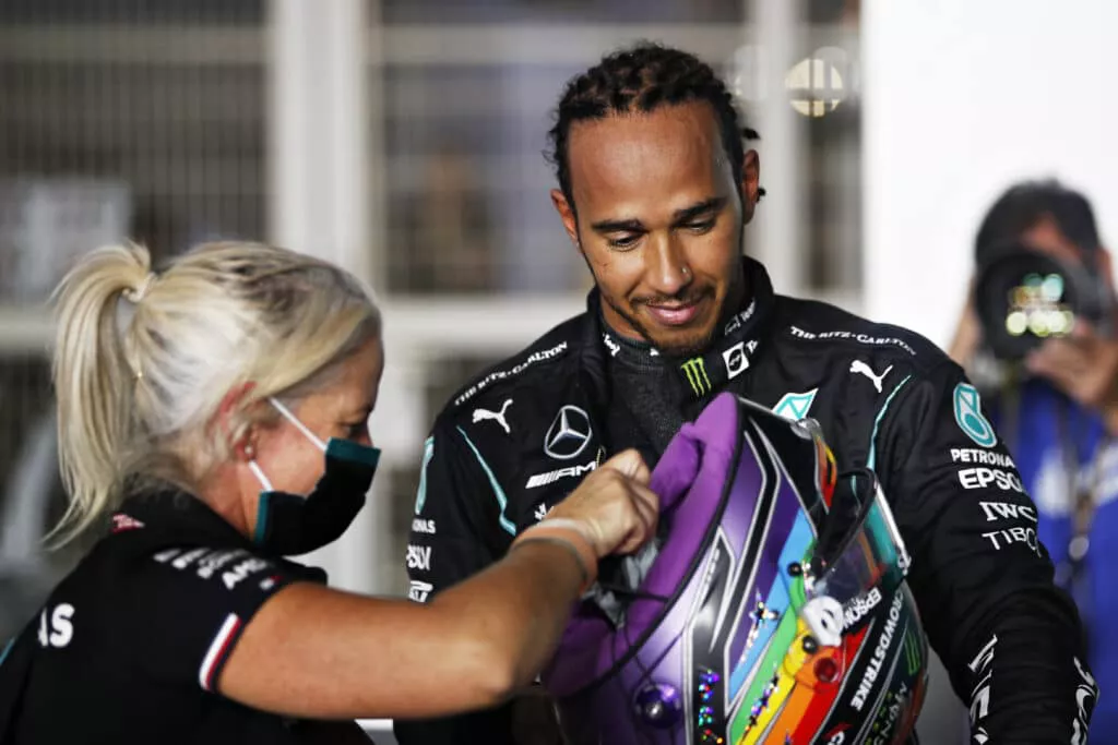 Lewis Hamilton seguirá llevando su casco con la bandera del Orgullo LGBT+ en Arabia Saudí y los Emiratos Árabes Unidos
