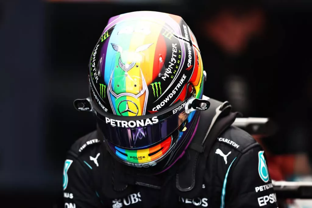 Lewis Hamilton seguirá llevando su casco con la bandera del Orgullo LGBT+ en Arabia Saudí y los Emiratos Árabes Unidos