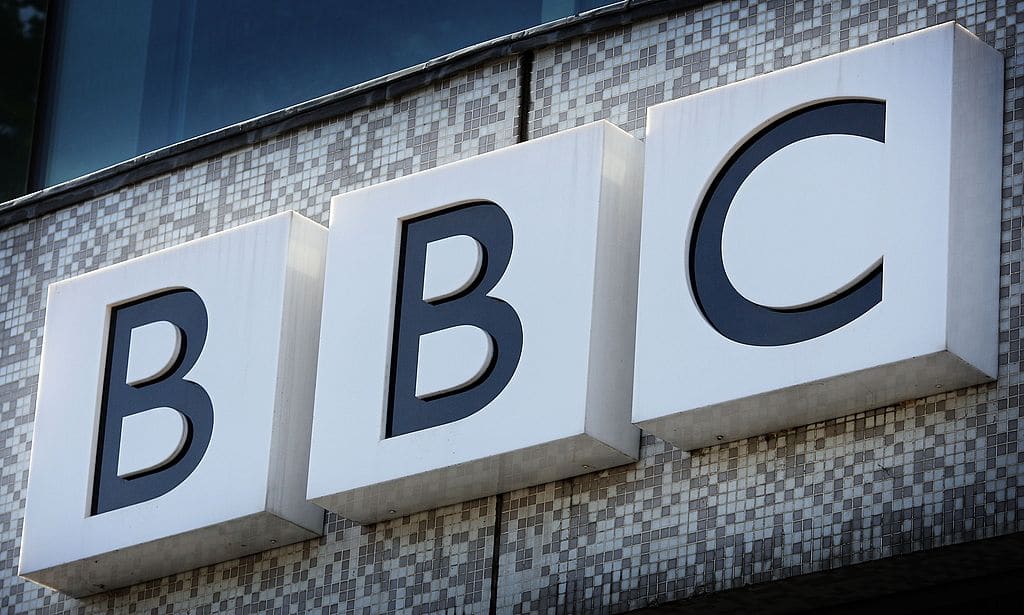 Los directivos de la BBC están influenciados por  propaganda antitrans