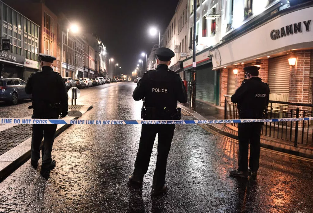 Los matones gritaron