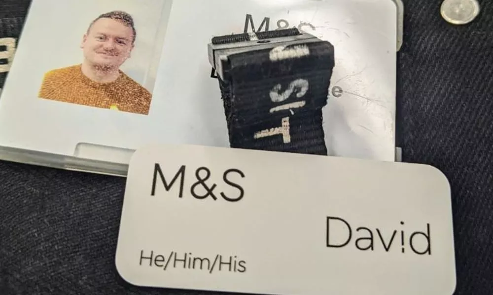 M&S permite a sus empleados añadir con orgullo los pronombres a las insignias con su nombre para 