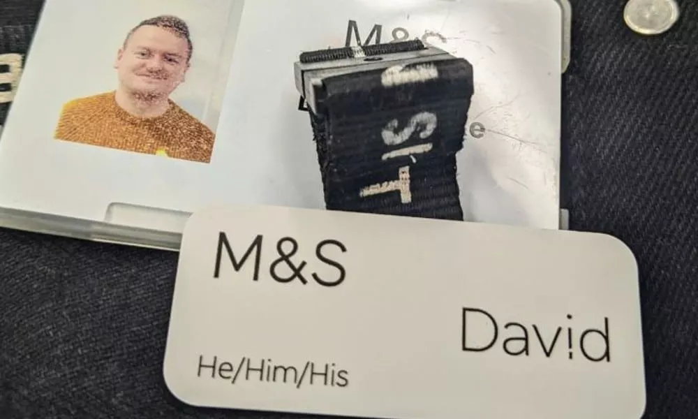 M&S permite a sus empleados añadir con orgullo los pronombres a las insignias con su nombre para