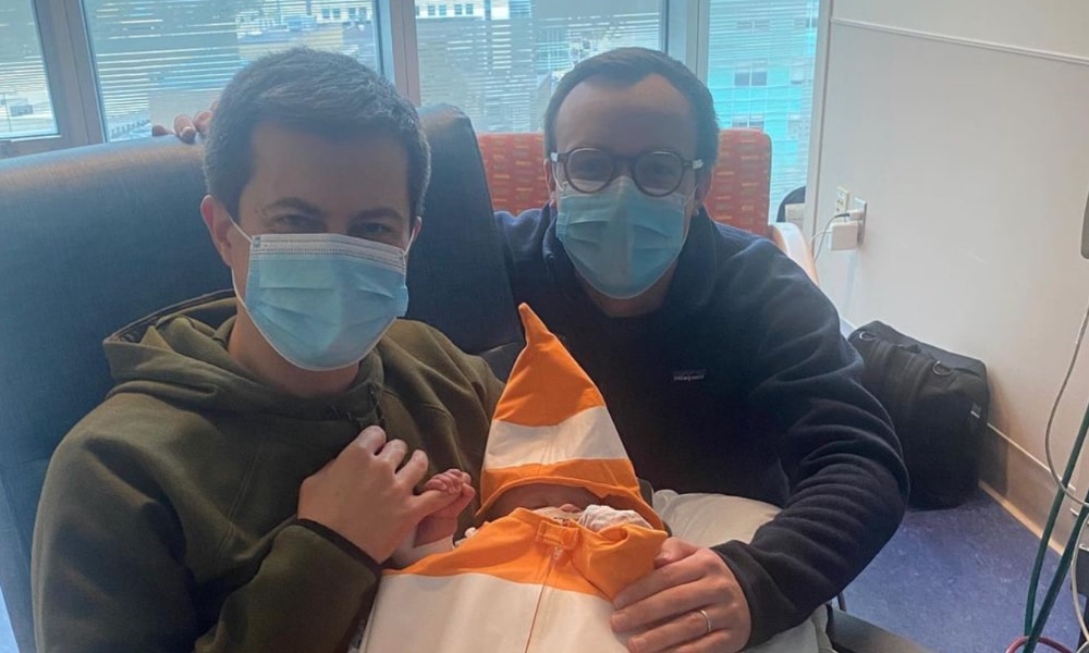 El hijo de Pete Buttigieg pasa la noche de Halloween en el hospital