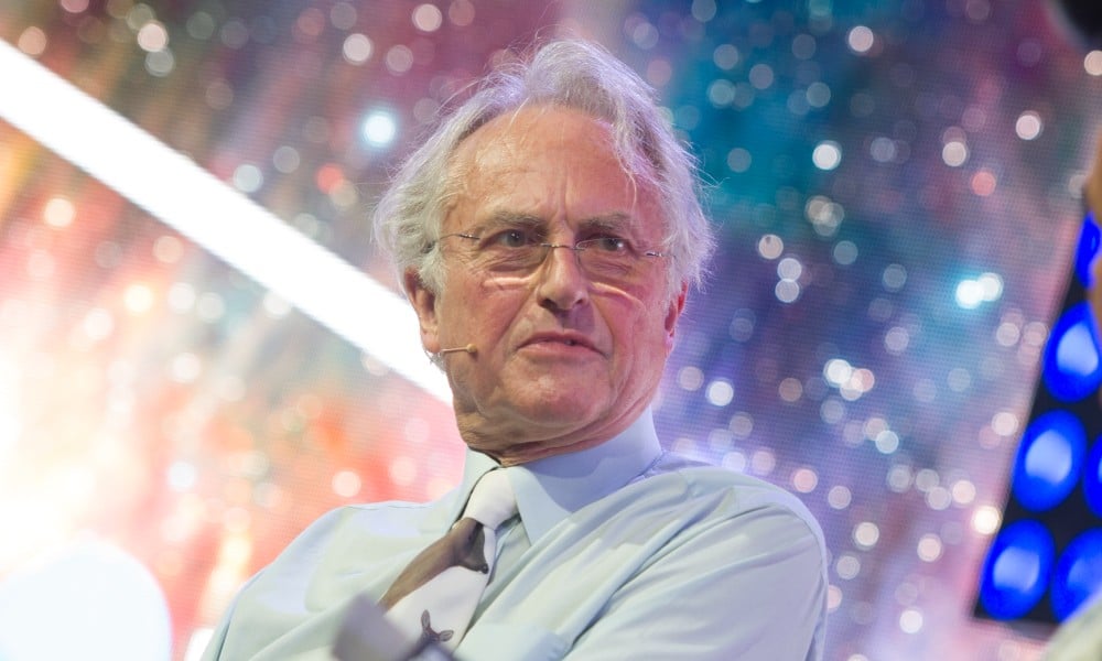 Richard Dawkins sigue cuestionando si las mujeres trans son realmente mujeres