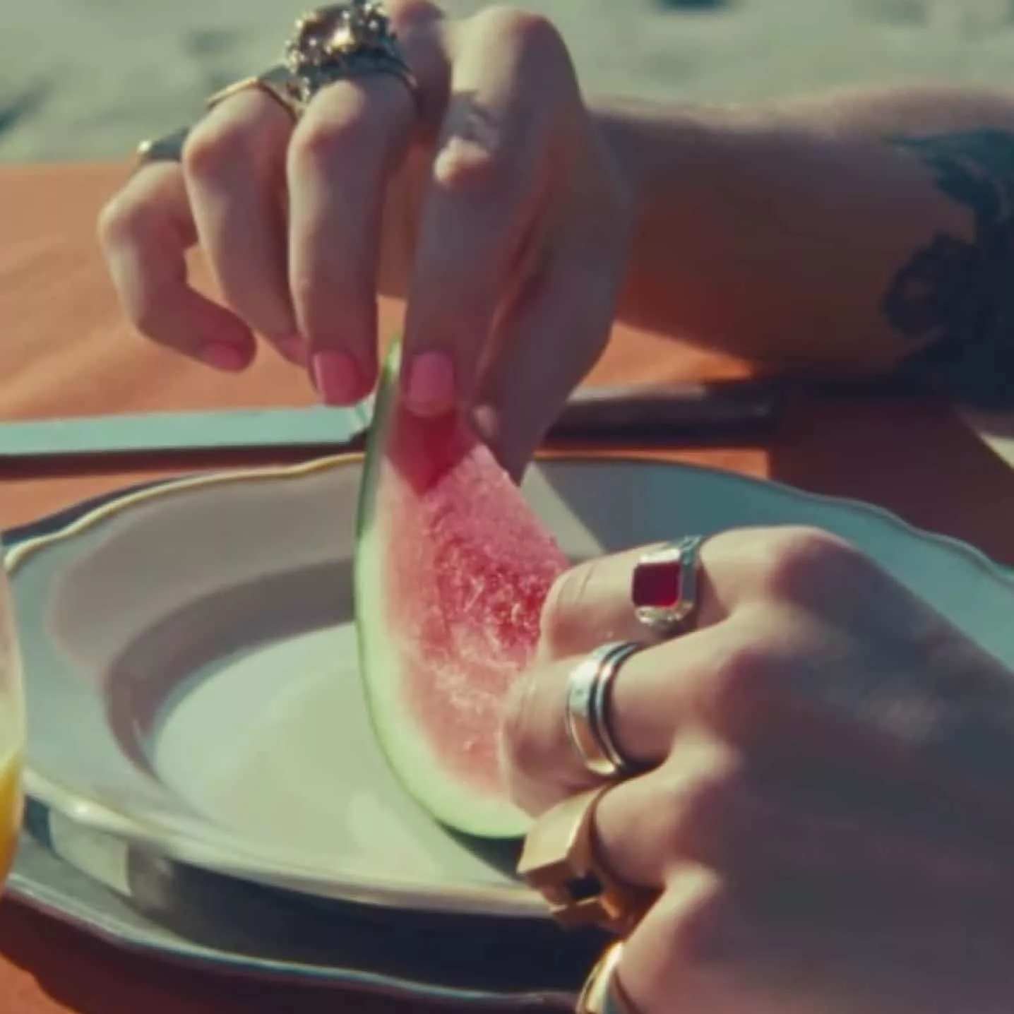 Seis veces que las uñas de Harry Styles, siempre a punto, nos dieron la vida - y por qué las pinta