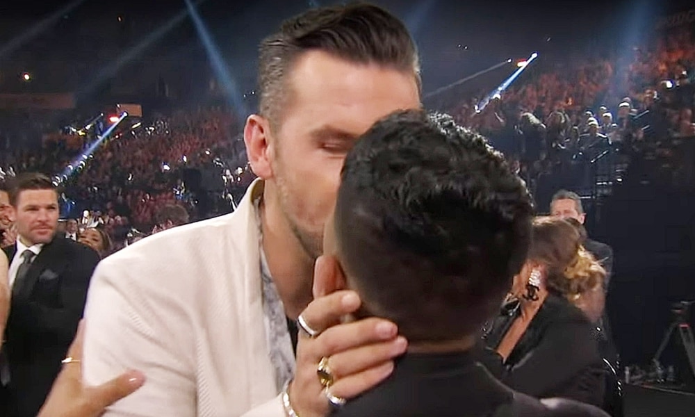 TJ Osborne besa triunfalmente a su novio durante una ceremonia de premios