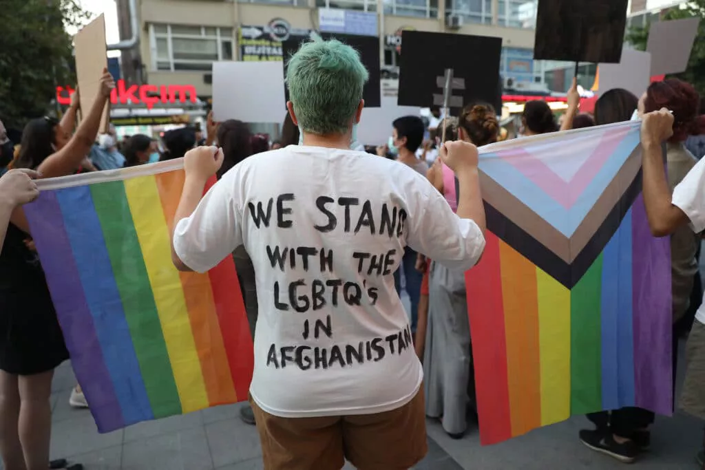Un afgano gay aterrorizado de que sus amigos lo saquen del armario para ganarse una 