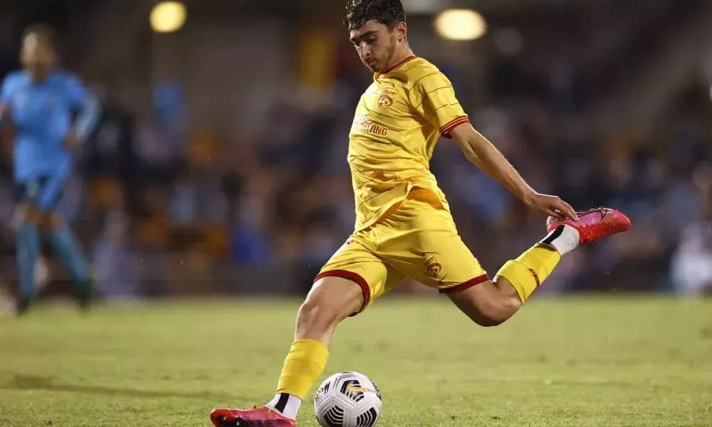 Un futbolista profesional dice que es bisexual y que vive con su novio en una emotiva carta abierta