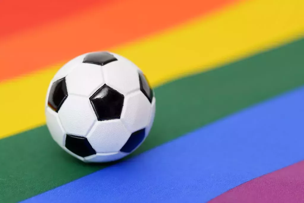 Un futbolista profesional dice que es bisexual y que vive con su novio en una emotiva carta abierta