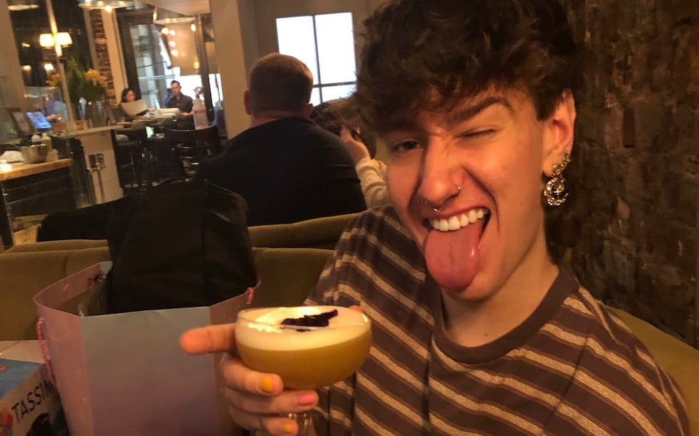 Un hombre gay es rechazado en un restaurante por su ropa