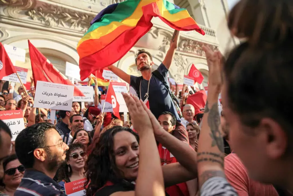 Un policía puso una bota en el cuello de un activista LGBT+ tunecino para que 