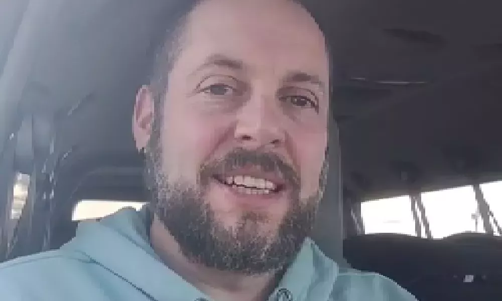 Un profesor bisexual renuncia tras recibir la orden de retirar la bandera del Orgullo del aula