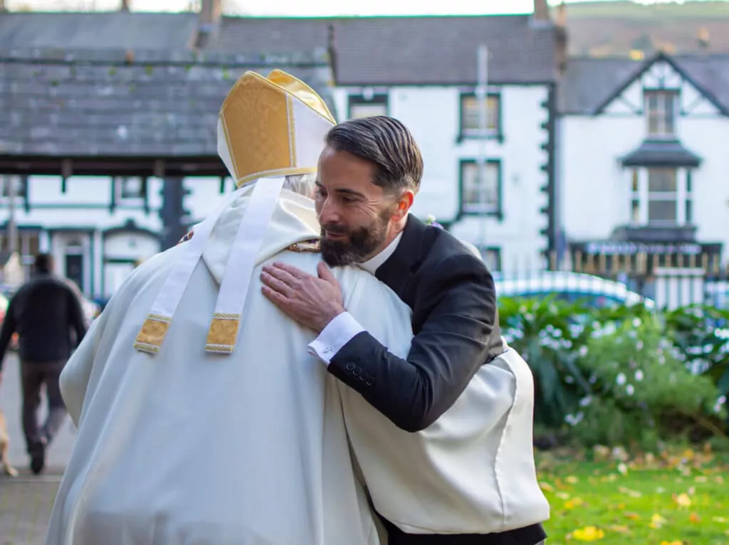 Un sacerdote gay y su pareja hacen historia en la Iglesia de Gales con una 