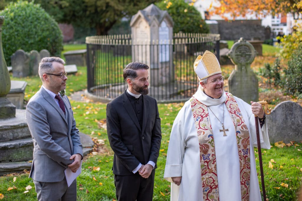 Un sacerdorte gay y su pareja hacen historia en la Iglesia de Gales