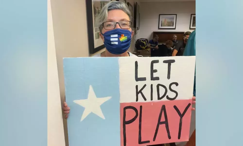 Un valiente niño trans y su familia huyen de Texas por temor a que se produzcan más leyes de odio