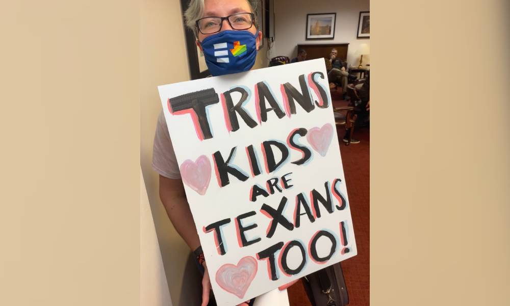 Un niño trans y su familia huyen de Texas